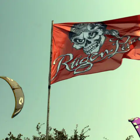 Drapeau pirate de l'école devant des kites