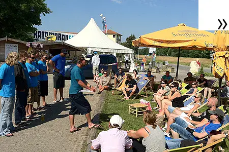 Public installé en terrasse près des tentes