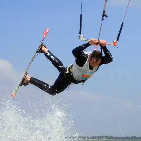 Kitesurfeur en plein saut au-dessus de l'eau