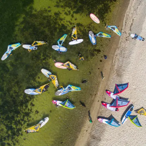 Vue aérienne de windsurfeurs près de la plage