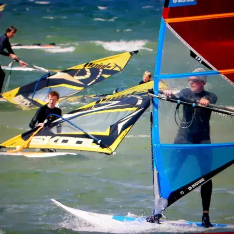 Windsurfeurs sur l'eau