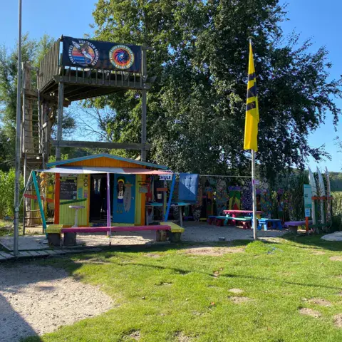 Cabane colorée de la station et mât à drapeau