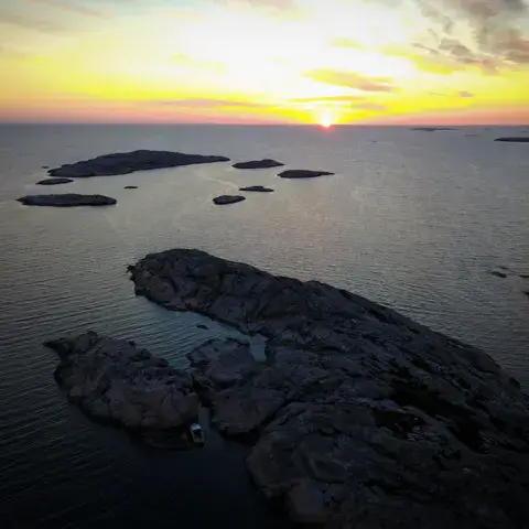 Îlots à contre-jour au coucher du soleil