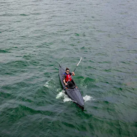 Kayakiste vu du ciel sur une mer verte