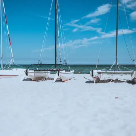Catamarans posés sur la plage