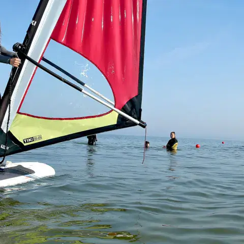 Cours de planche à voile en eau peu profonde