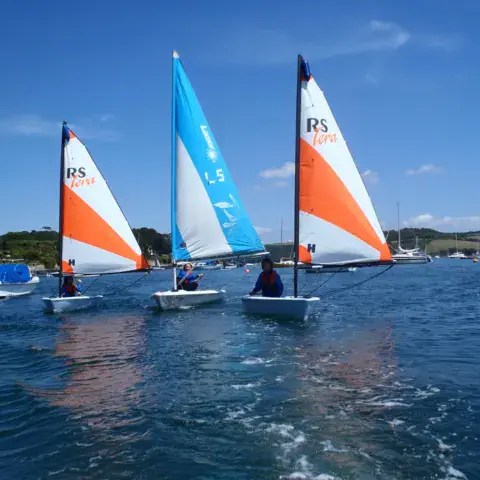 Trois dériveurs sous voile