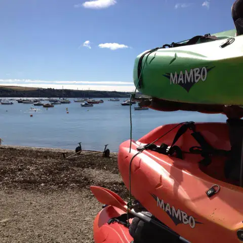 Kayaks rangés sur la plage