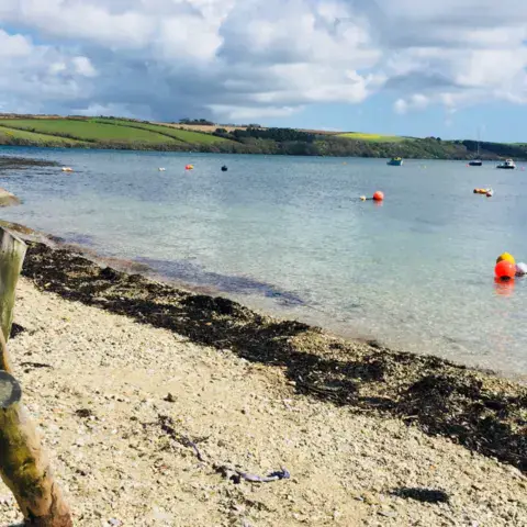 Deux personnes en kayak biplace