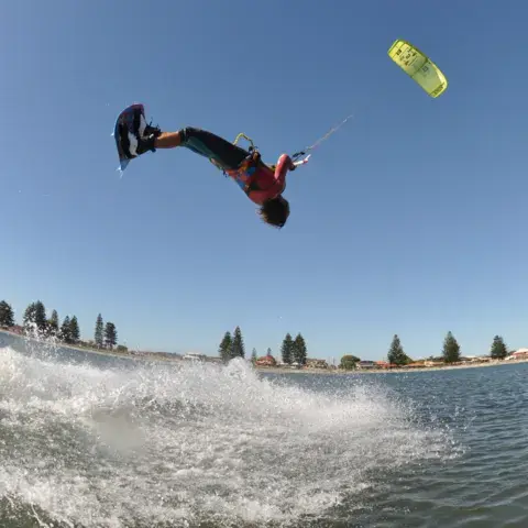 Kitesurfeur en saut au-dessus de l'eau