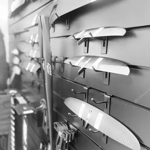 Foils exposés au mur de la boutique