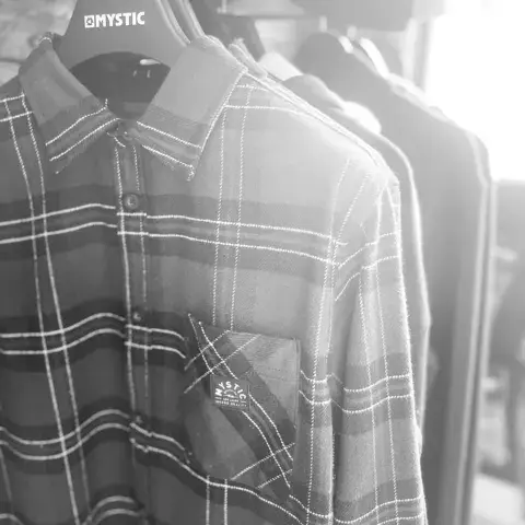 Portant de vêtements dans la boutique
