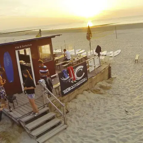Cabane de l'école sur la plage, au coucher du soleil
