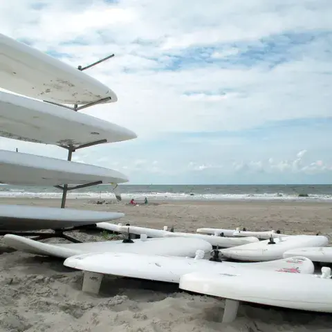 Planches de windsurf empilées sur la plage