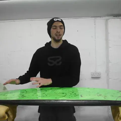 Planche verte posée sur des supports à l'atelier