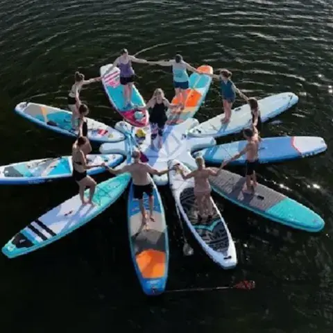 Vue aérienne d'un groupe de paddles réunis en étoile