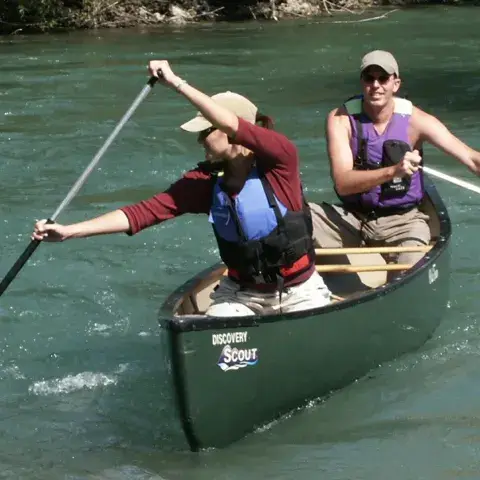 Deux personnes en canoë