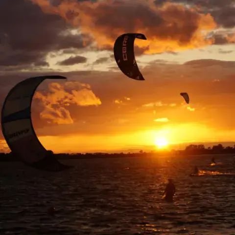 Kites au coucher du soleil