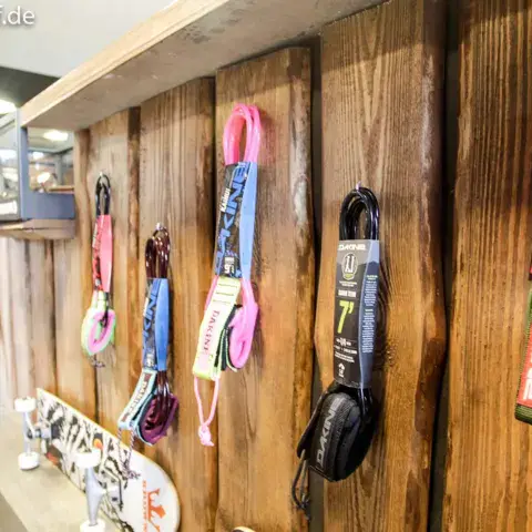 Leashes accrochés sur un mur en bois