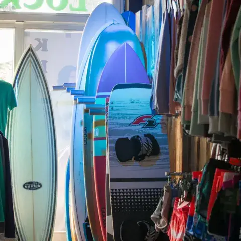 Planches et vêtements en rayon dans le magasin