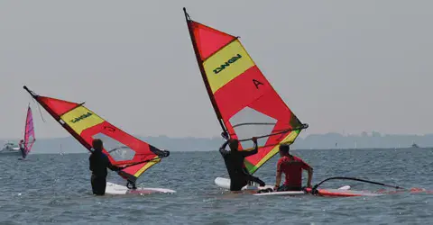 Élèves de windsurf pendant un cours de perfectionnement