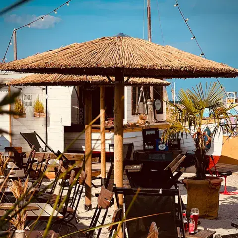 Le café installé sur la plage