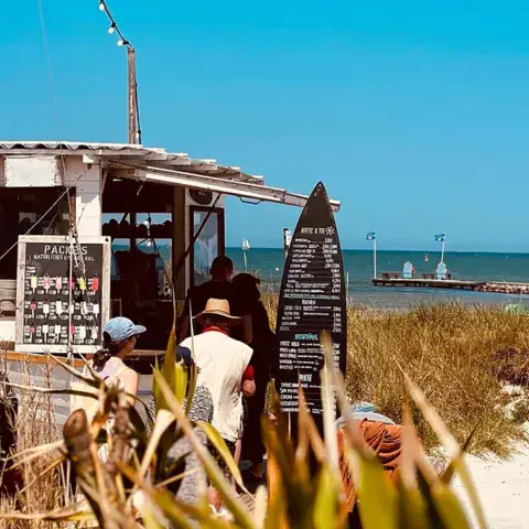 Le comptoir de la plage face à la jetée