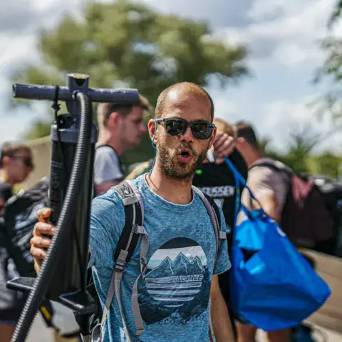 Un moniteur avec une pompe lors du briefing