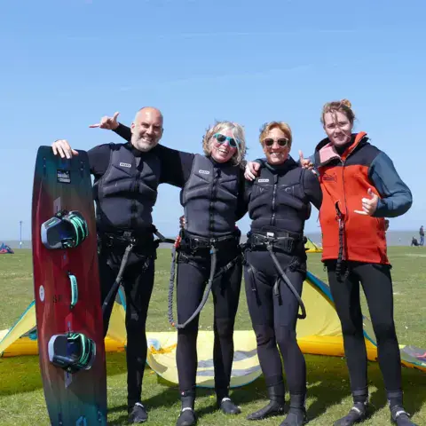 Un groupe d'élèves avec une planche de kite