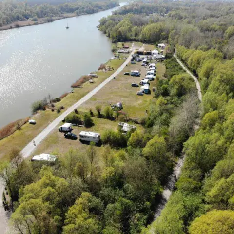 Vue aérienne du site du club et de son plan d'eau
