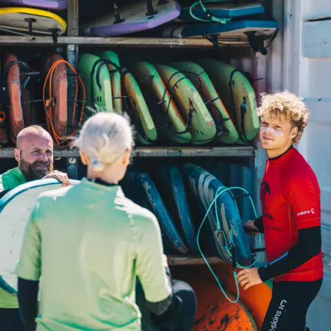 Conteneur de planches de surf à louer