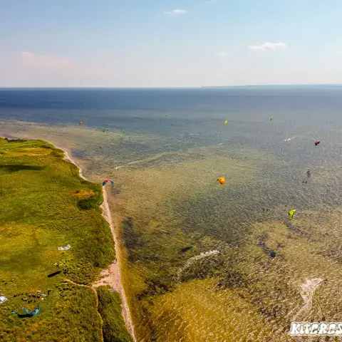 Vue aérienne de kitesurfeurs sur les eaux peu profondes de la baie