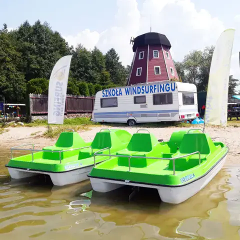 La caravane de l'école et les pédalos sur la plage