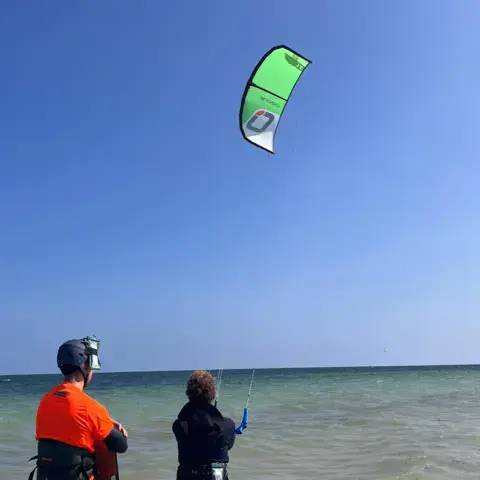 Cours de kitesurf dans l'eau peu profonde