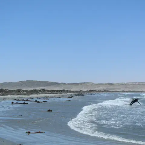 Kitesurf devant une côte désertique