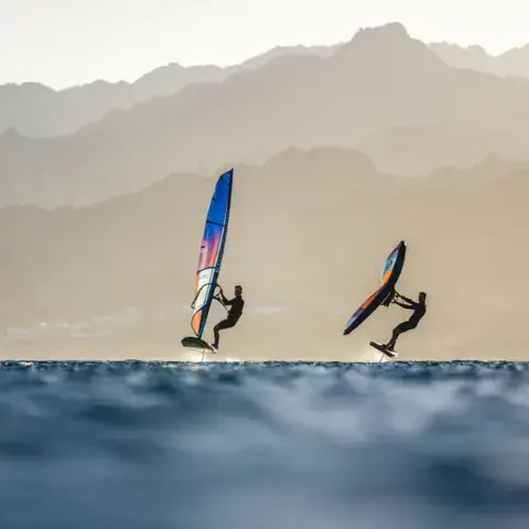 Windsurf et wing foil sur l'eau plate de Dahab