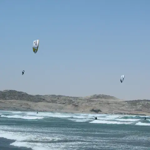 Riders en kitesurf au large du rivage
