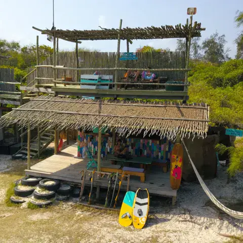 Le centre de kite avec ses planches, vu de dessus