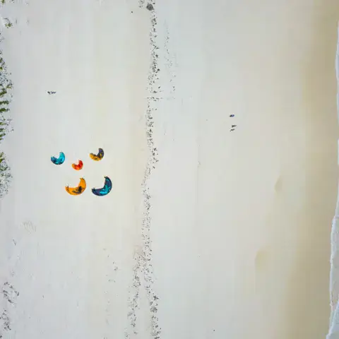 Kites posés sur la plage, vue du ciel