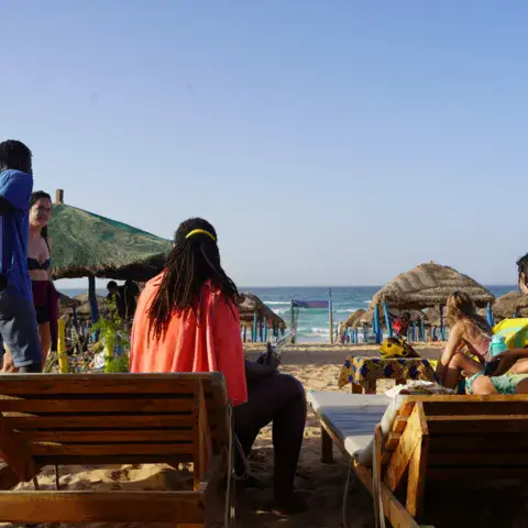 Terrasse de plage et transats de l'école