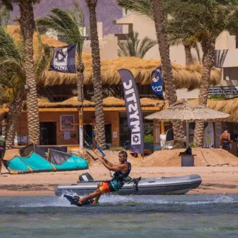 La plage du centre avec ses paillotes
