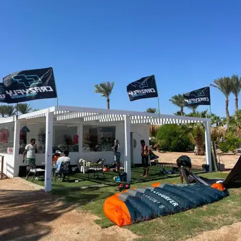 La cabane du centre sur la plage, avec des kites posés devant
