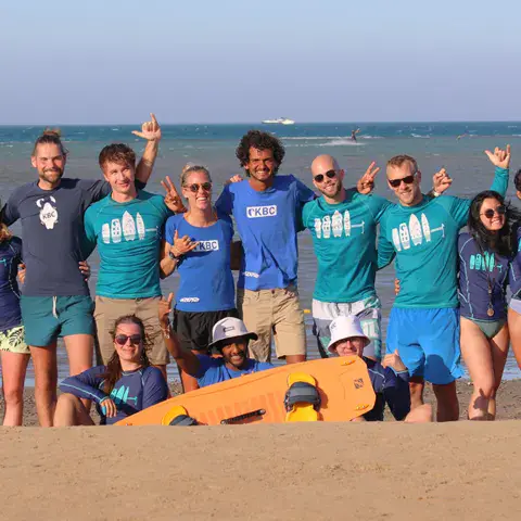 L'équipe d'instructeurs sur la plage