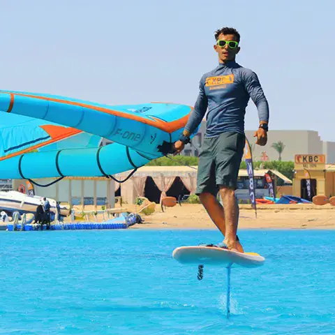 Wingfoiler sur l'eau plate devant le centre