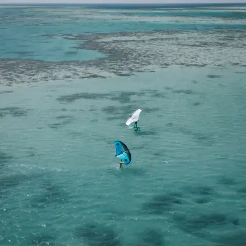 Wingfoiler au-dessus du lagon