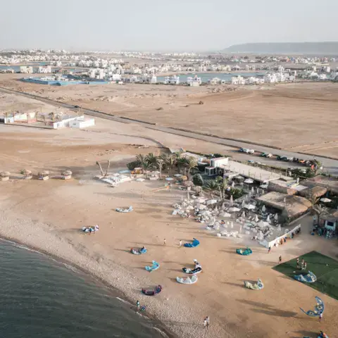 Vue aérienne du club et de la plage