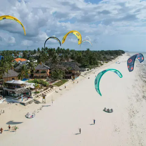 Kites au-dessus de la plage de Paje, vue aérienne