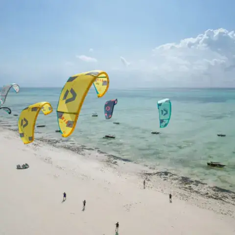 Kites jaunes et plage de sable blanc, vue aérienne
