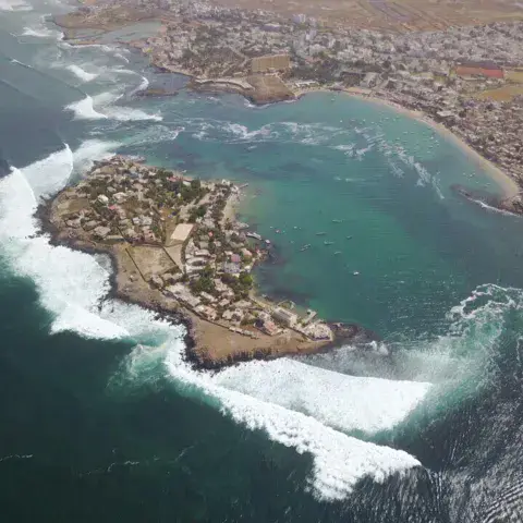L'île de Ngor vue du ciel, avec la côte de Dakar