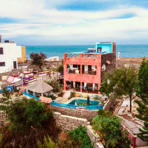 La maison de surf et sa piscine face à l'océan